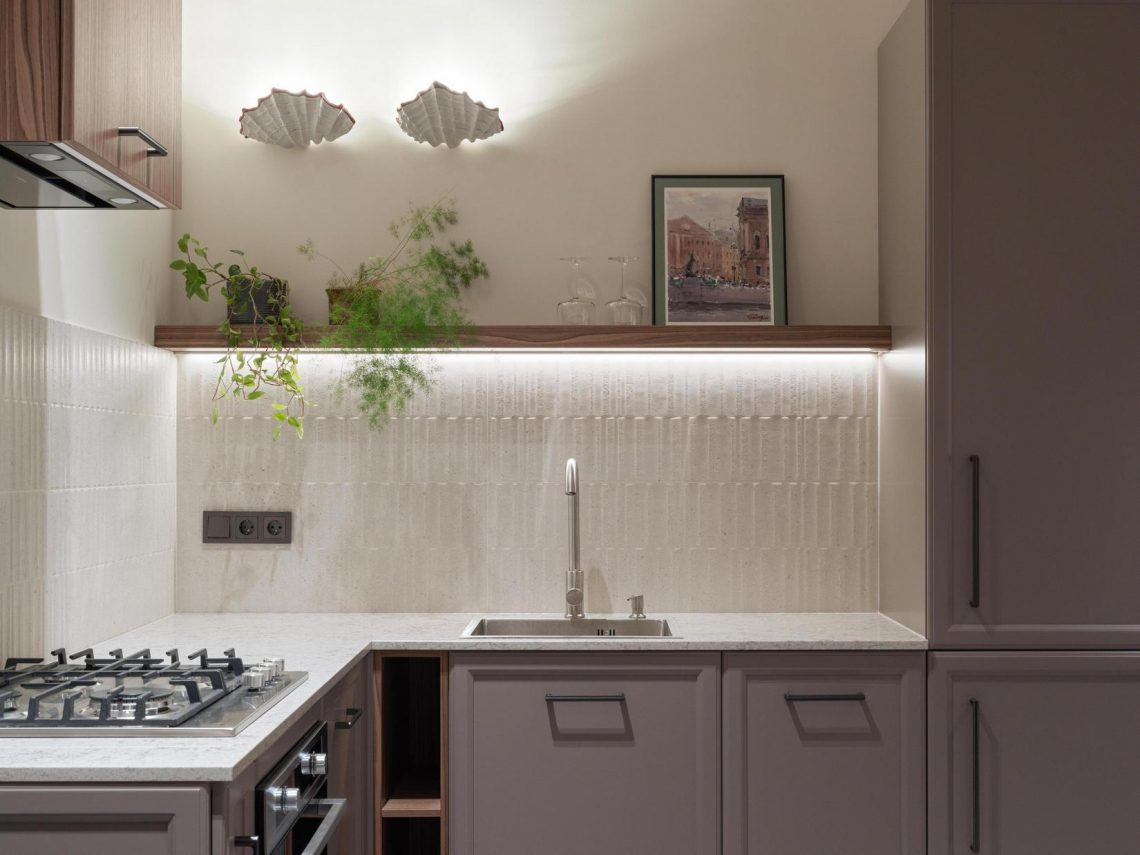 Egyedi fények és bársonyos mikrocement burkolat egy városi otthonban