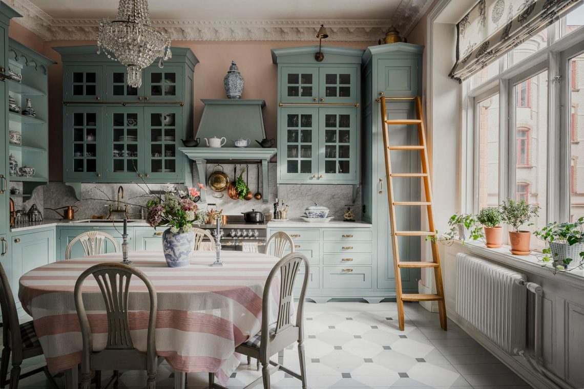 Vidéki hangulatú konyha, Gusztáv stílus, francia tapéta