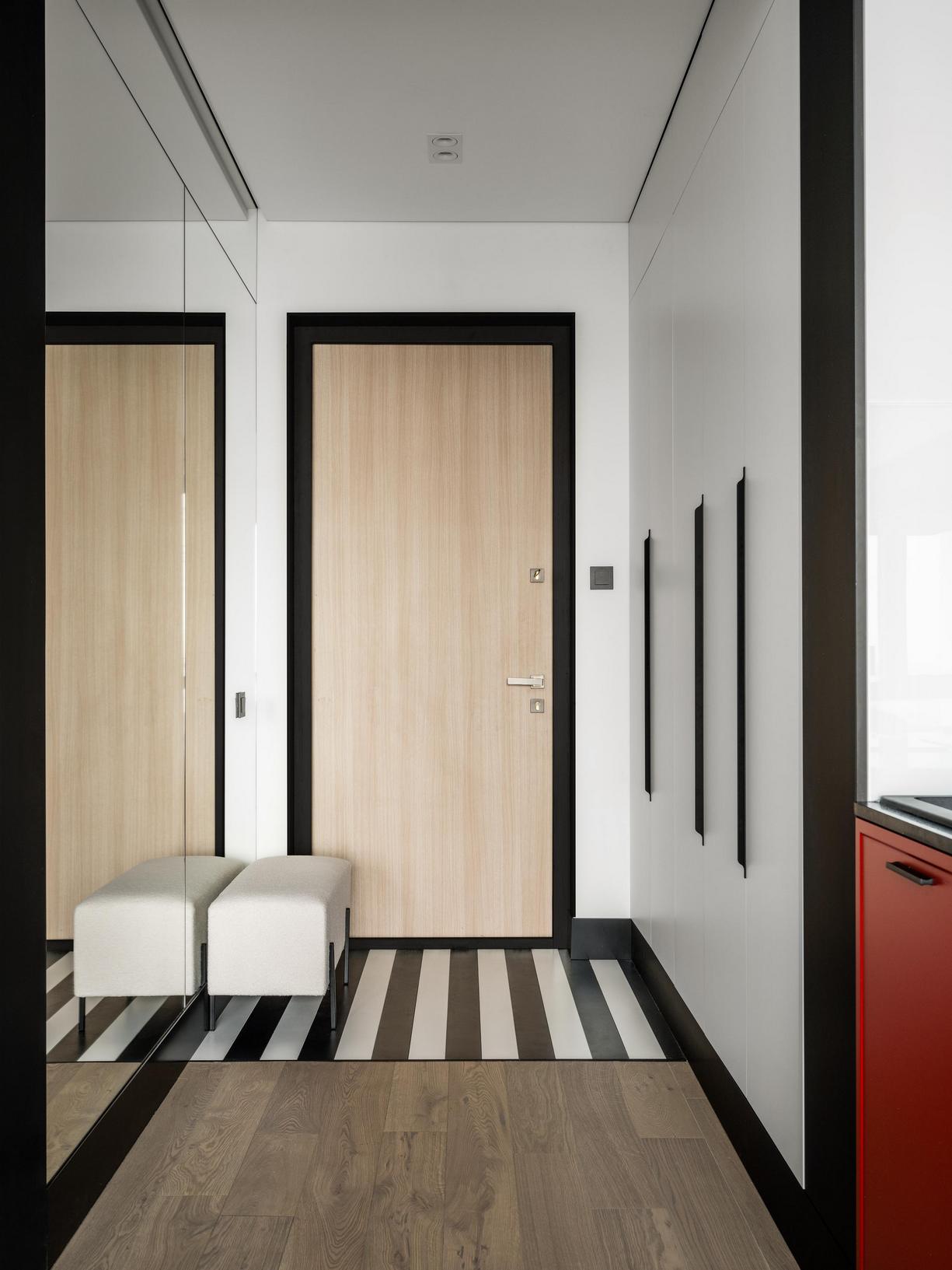 Élénk, színes berendezés fekete vonalakkal, játékos hangulat és tágasságérzet 35m2-en Élénk, színes berendezés fekete vonalakkal, játékos hangulat és tágasságérzet 35m2-en