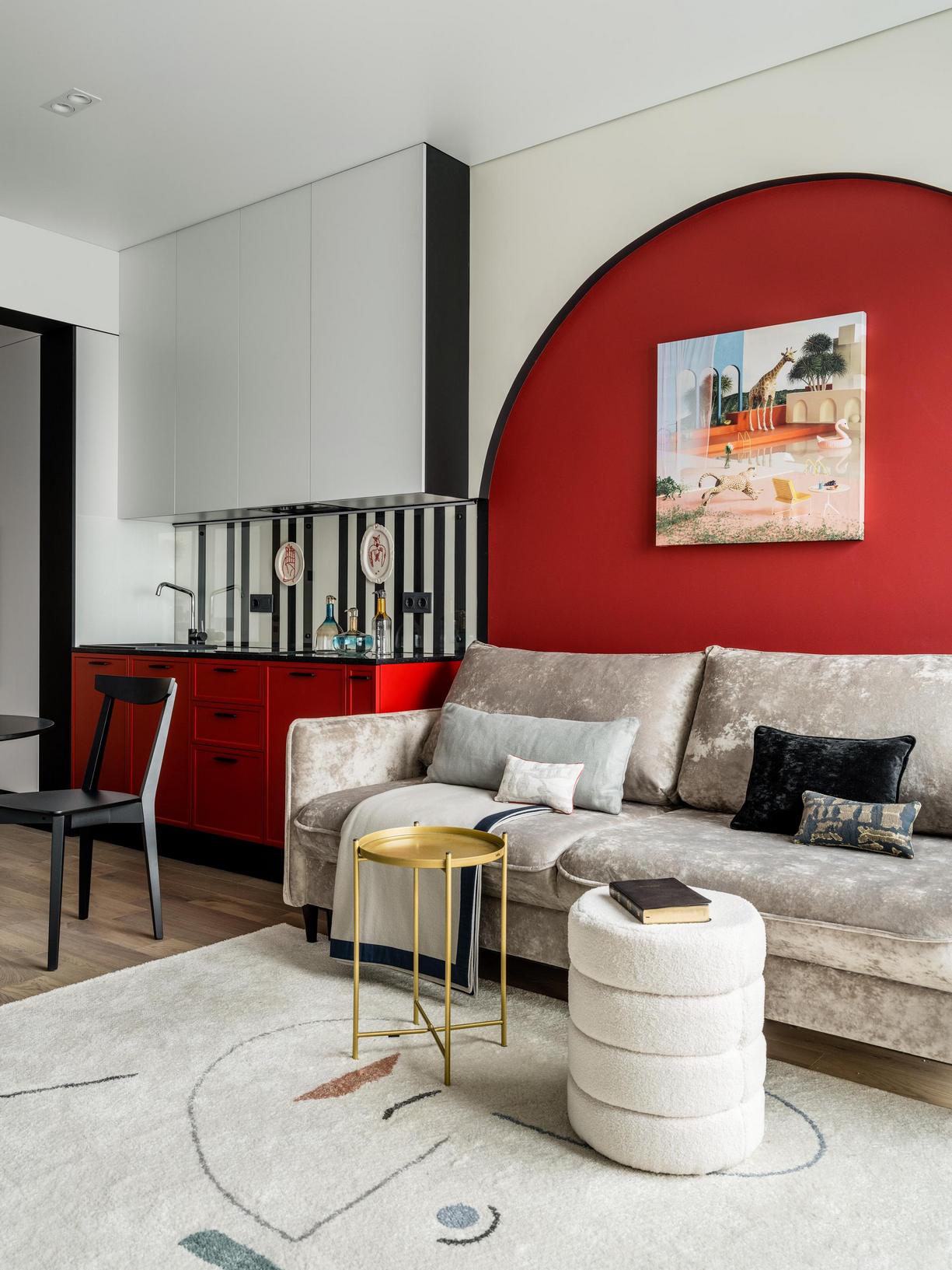 Élénk, színes berendezés fekete vonalakkal, játékos hangulat és tágasságérzet 35m2-en Élénk, színes berendezés fekete vonalakkal, játékos hangulat és tágasságérzet 35m2-en