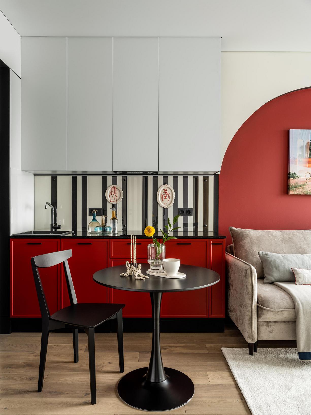 Élénk, színes berendezés fekete vonalakkal, játékos hangulat és tágasságérzet 35m2-en Élénk, színes berendezés fekete vonalakkal, játékos hangulat és tágasságérzet 35m2-en