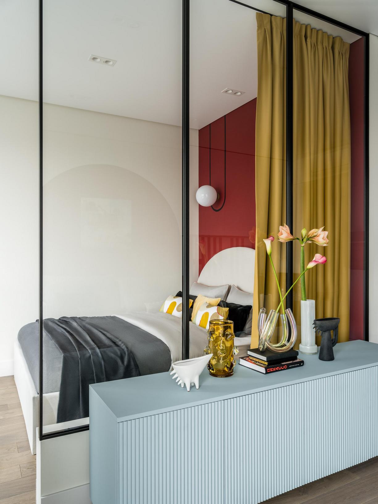 Élénk, színes berendezés fekete vonalakkal, játékos hangulat és tágasságérzet 35m2-en Élénk, színes berendezés fekete vonalakkal, játékos hangulat és tágasságérzet 35m2-en