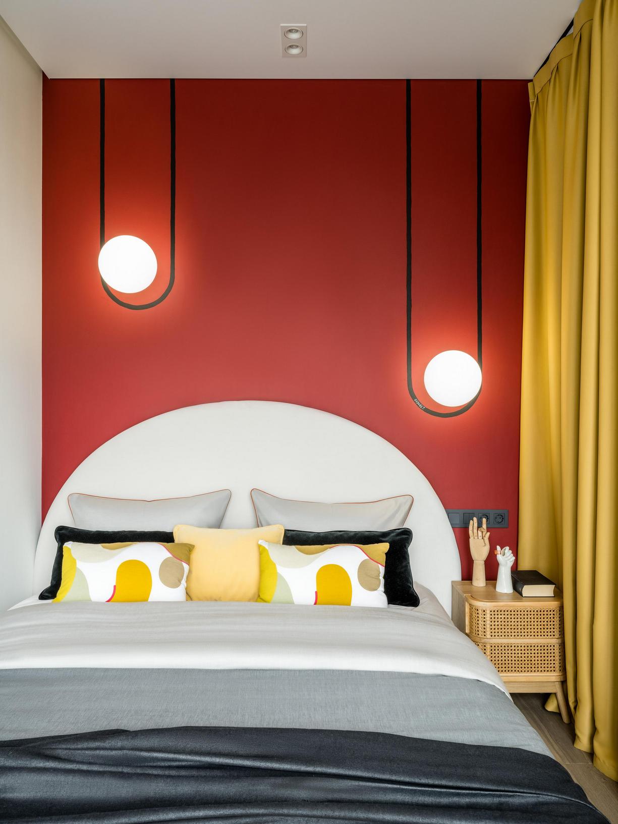 Élénk, színes berendezés fekete vonalakkal, játékos hangulat és tágasságérzet 35m2-en Élénk, színes berendezés fekete vonalakkal, játékos hangulat és tágasságérzet 35m2-en