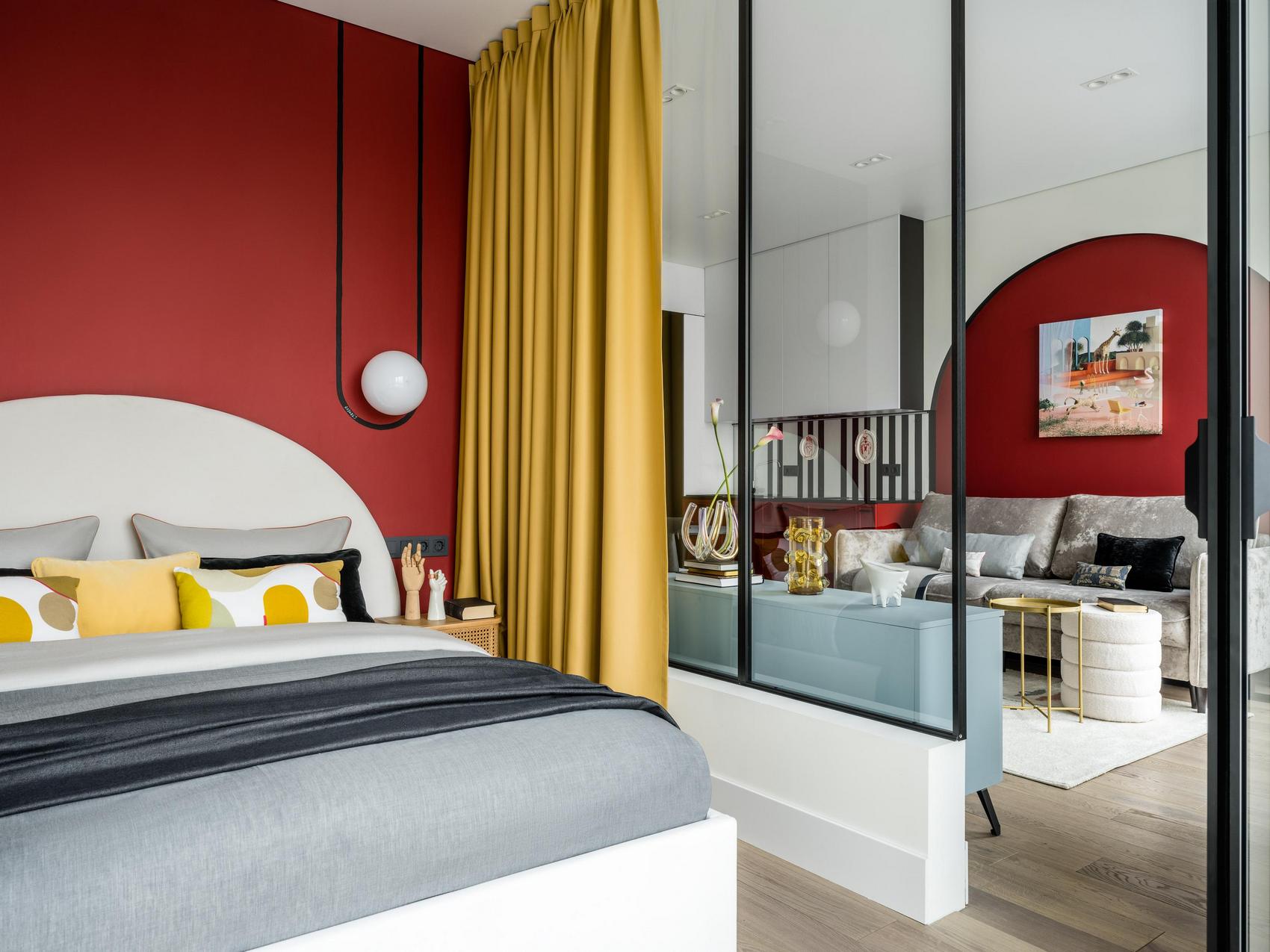 Élénk, színes berendezés fekete vonalakkal, játékos hangulat és tágasságérzet 35m2-en Élénk, színes berendezés fekete vonalakkal, játékos hangulat és tágasságérzet 35m2-en