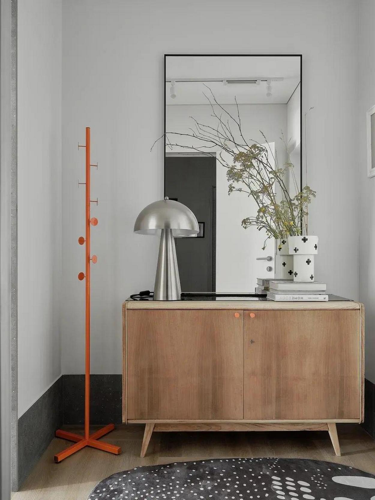 Fehér dekoráció lett a legpraktikusabb döntés egy pici lakásban