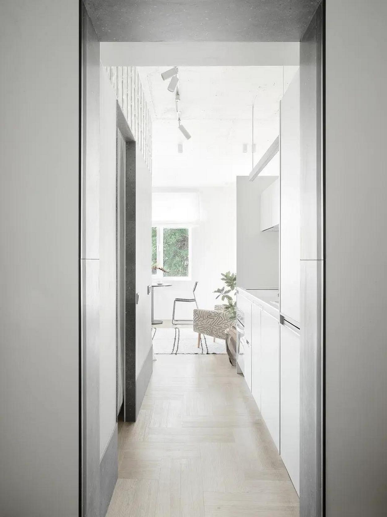 Fehér dekoráció lett a legpraktikusabb döntés egy pici lakásban