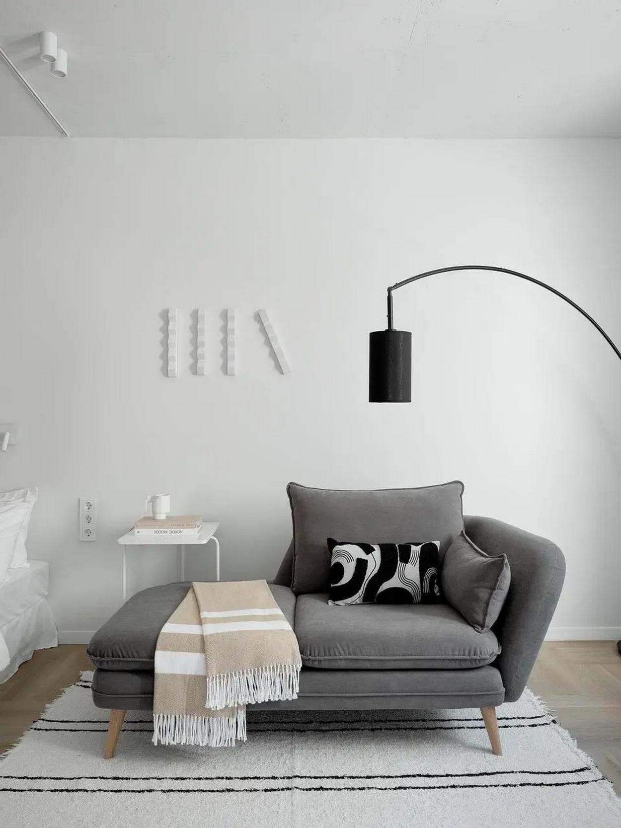 Fehér dekoráció lett a legpraktikusabb döntés egy pici lakásban