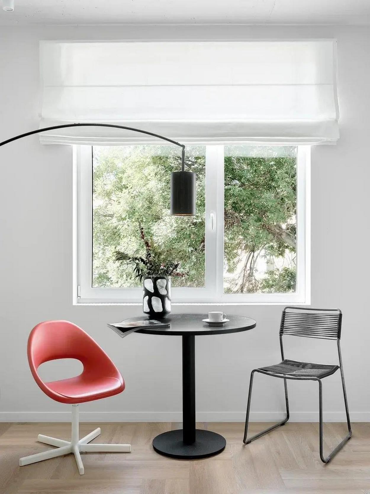 Fehér dekoráció lett a legpraktikusabb döntés egy pici lakásban