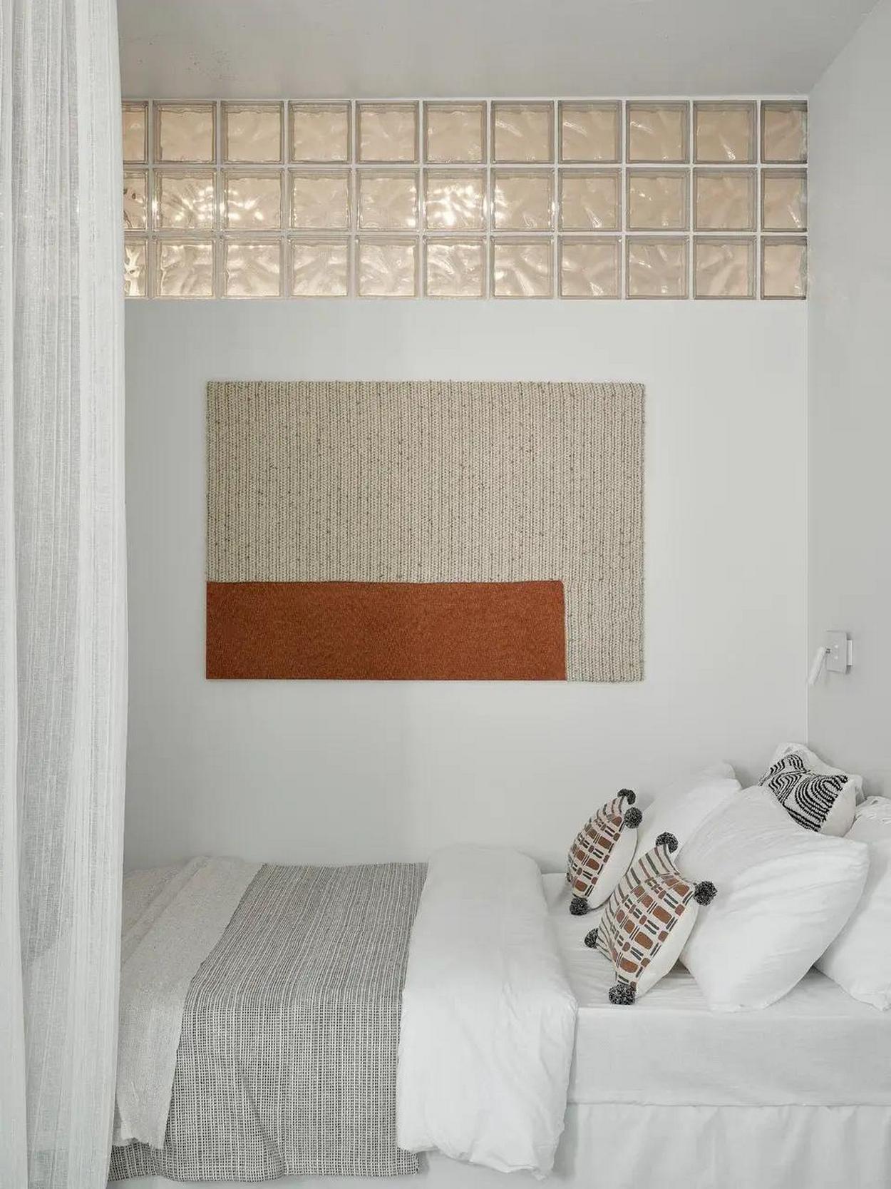 Fehér dekoráció lett a legpraktikusabb döntés egy pici lakásban