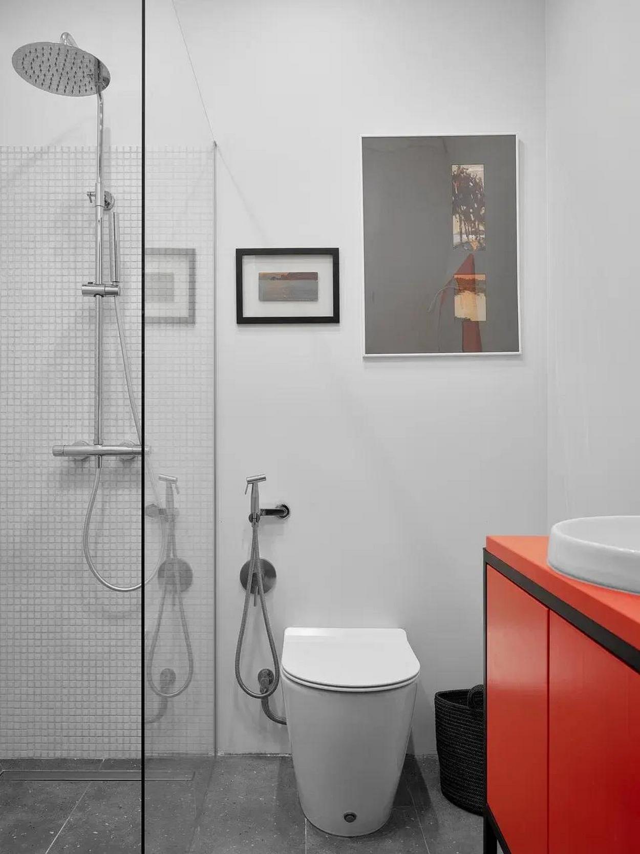 Fehér dekoráció lett a legpraktikusabb döntés egy pici lakásban