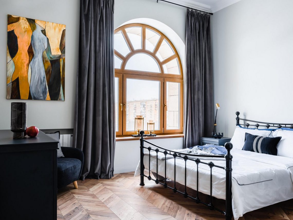 Fenyőzöld konyhabútor, boltíves ablak és csipetnyi franciás hangulat 36m2-en