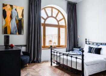 Fenyőzöld konyhabútor, boltíves ablak és csipetnyi franciás hangulat 36m2-en