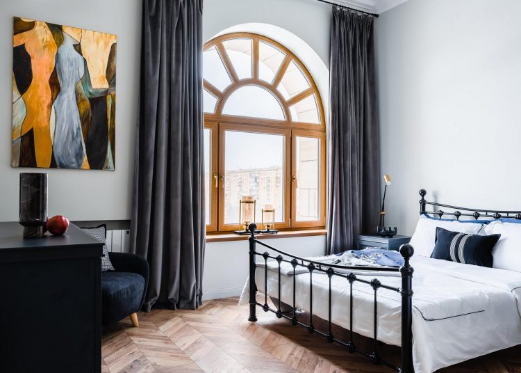 Fenyőzöld konyhabútor, boltíves ablak és csipetnyi franciás hangulat 36m2-en