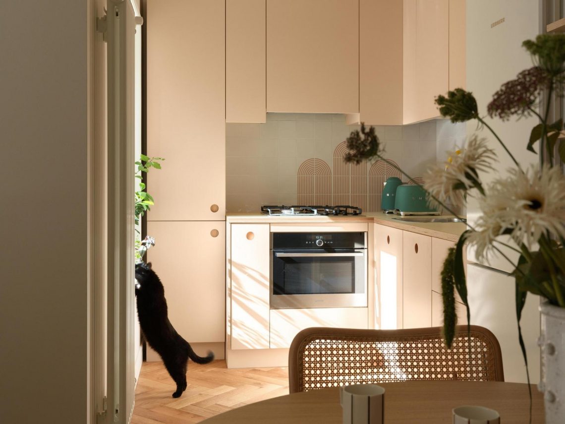 Fiatal nő és egy fekete macska: kényelmes otthon több korszak stíluselemeivel