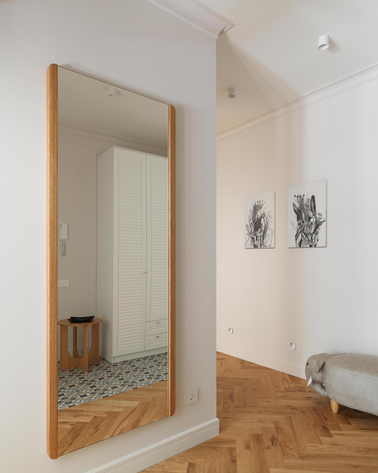 Fiatal nő és egy fekete macska: kényelmes otthon több korszak stíluselemeivel Fiatal nő és egy fekete macska: kényelmes otthon több korszak stíluselemeivel