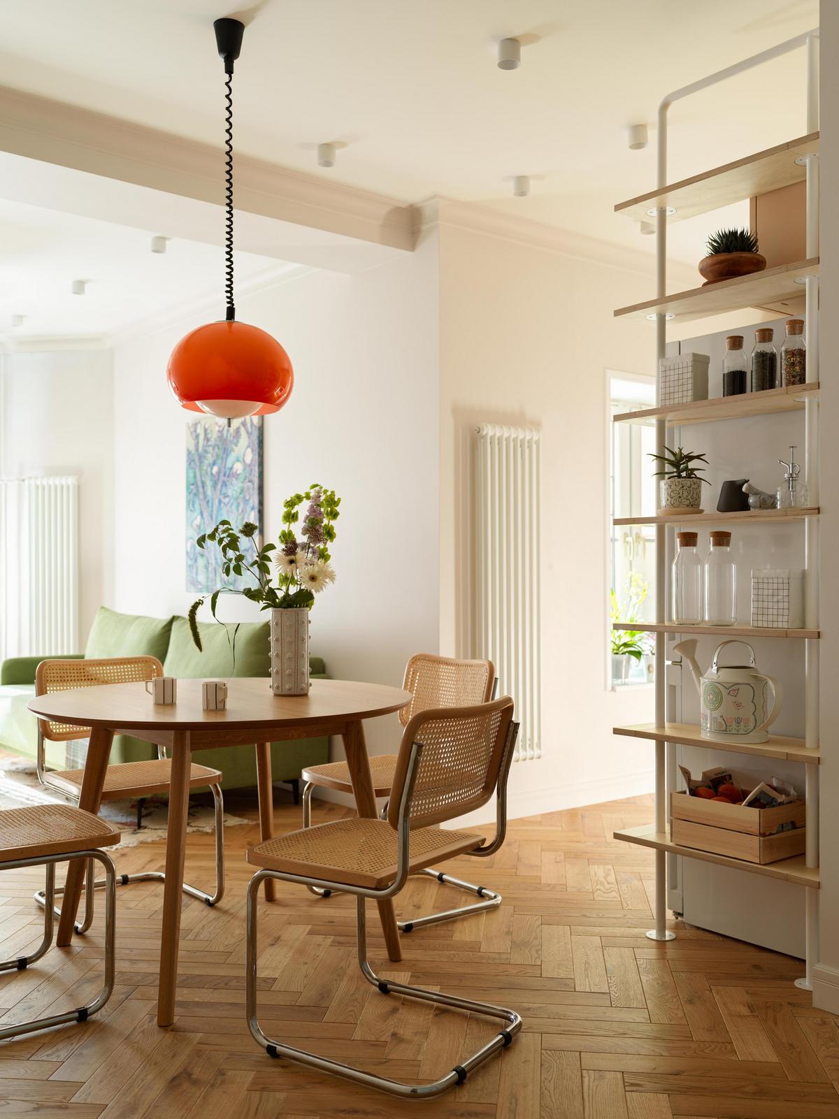 Fiatal nő és egy fekete macska: kényelmes otthon több korszak stíluselemeivel Fiatal nő és egy fekete macska: kényelmes otthon több korszak stíluselemeivel