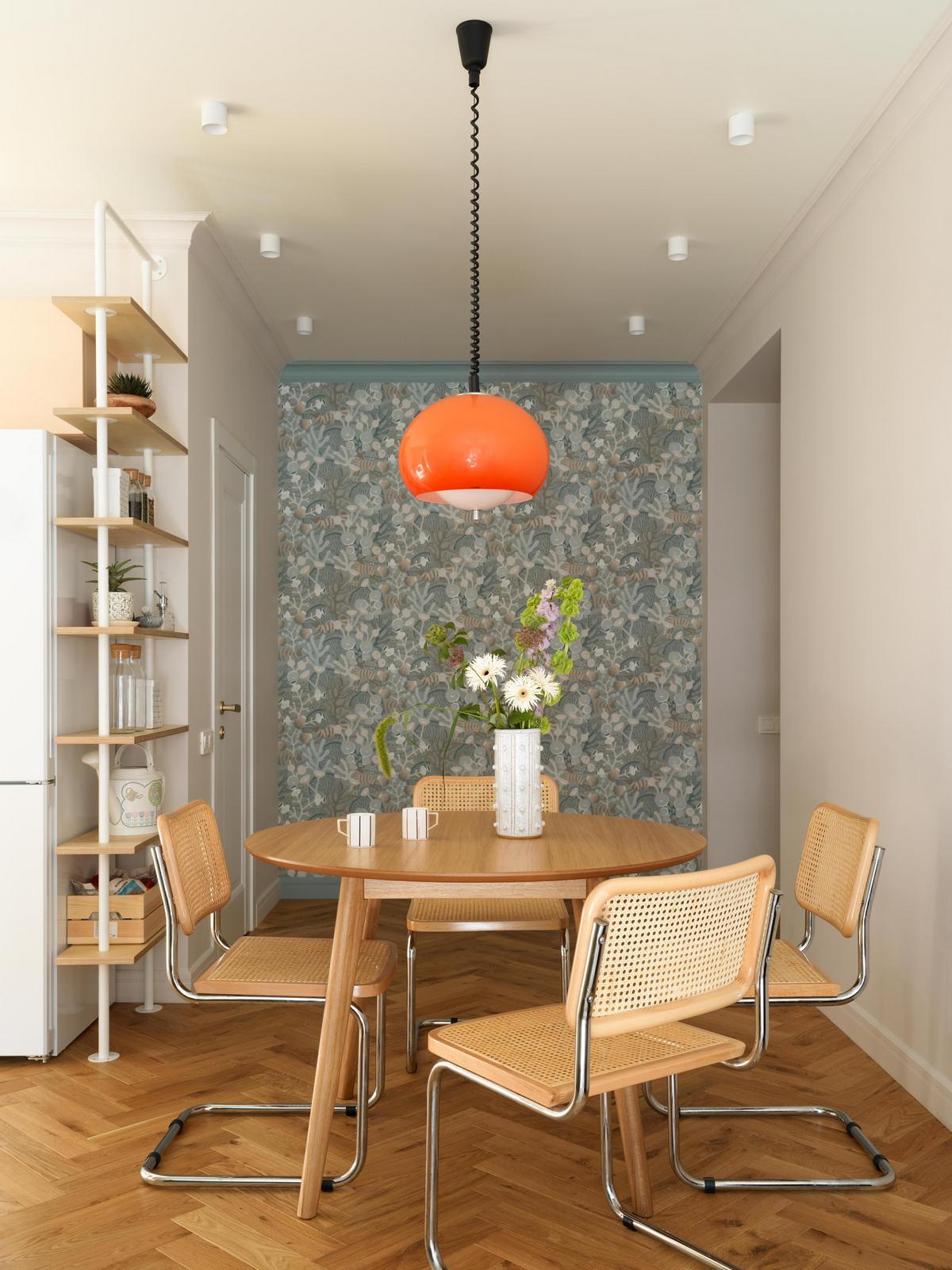 Fiatal nő és egy fekete macska: kényelmes otthon több korszak stíluselemeivel Fiatal nő és egy fekete macska: kényelmes otthon több korszak stíluselemeivel