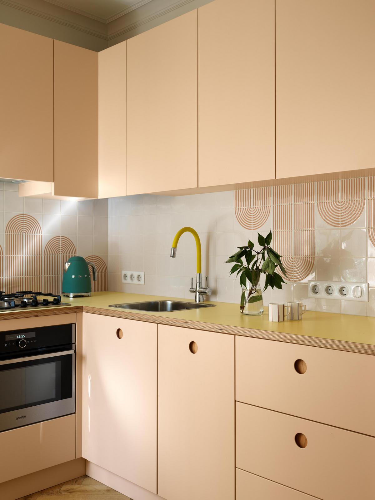 Fiatal nő és egy fekete macska: kényelmes otthon több korszak stíluselemeivel Fiatal nő és egy fekete macska: kényelmes otthon több korszak stíluselemeivel