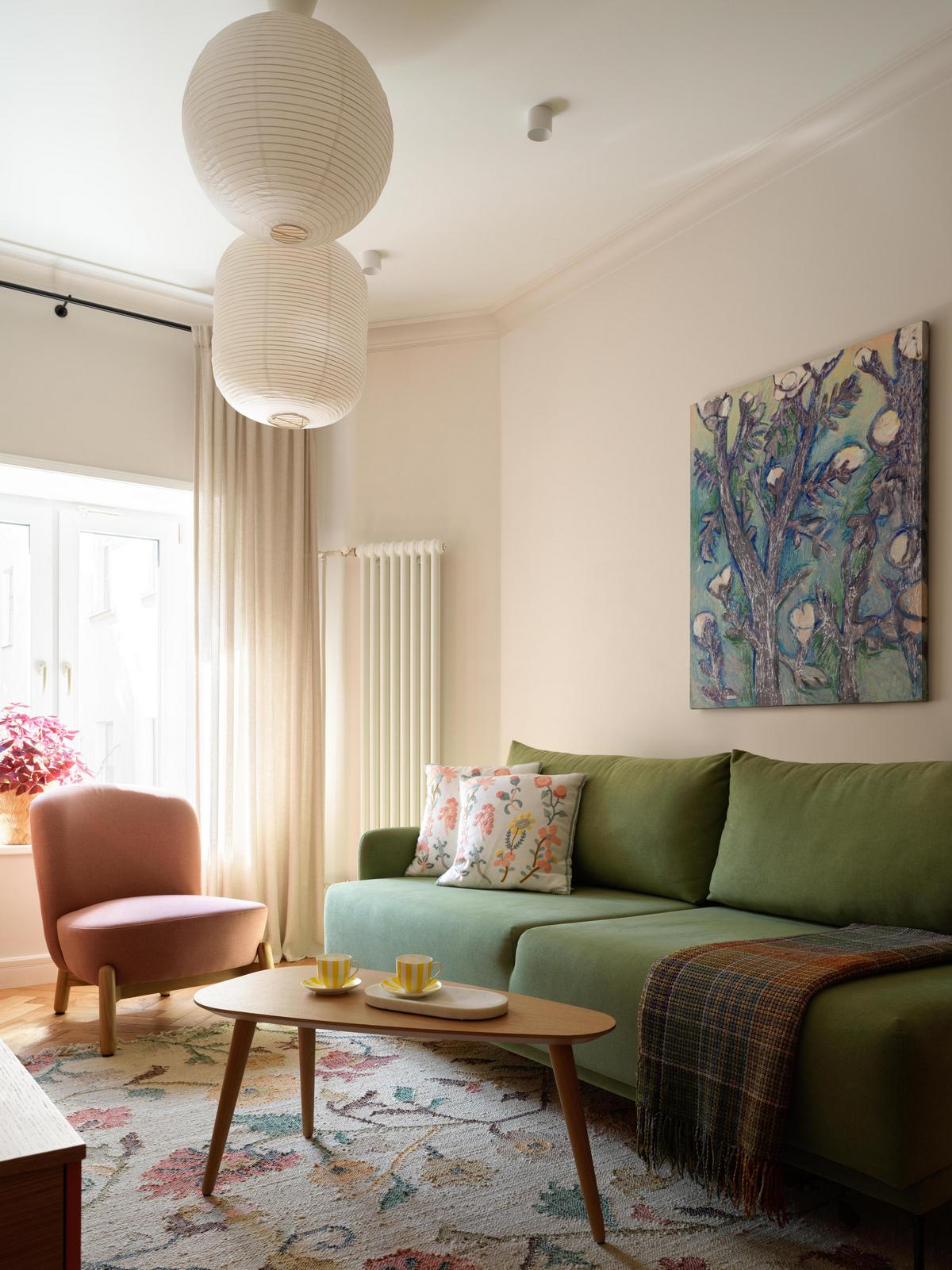 Fiatal nő és egy fekete macska: kényelmes otthon több korszak stíluselemeivel Fiatal nő és egy fekete macska: kényelmes otthon több korszak stíluselemeivel