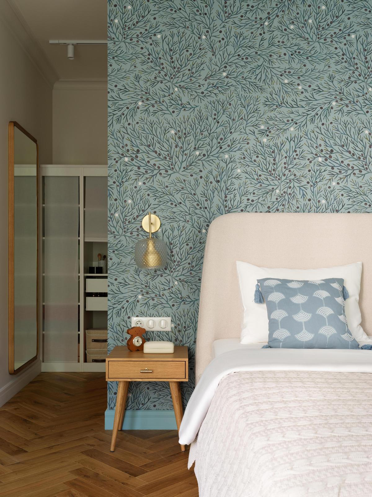 Fiatal nő és egy fekete macska: kényelmes otthon több korszak stíluselemeivel Fiatal nő és egy fekete macska: kényelmes otthon több korszak stíluselemeivel