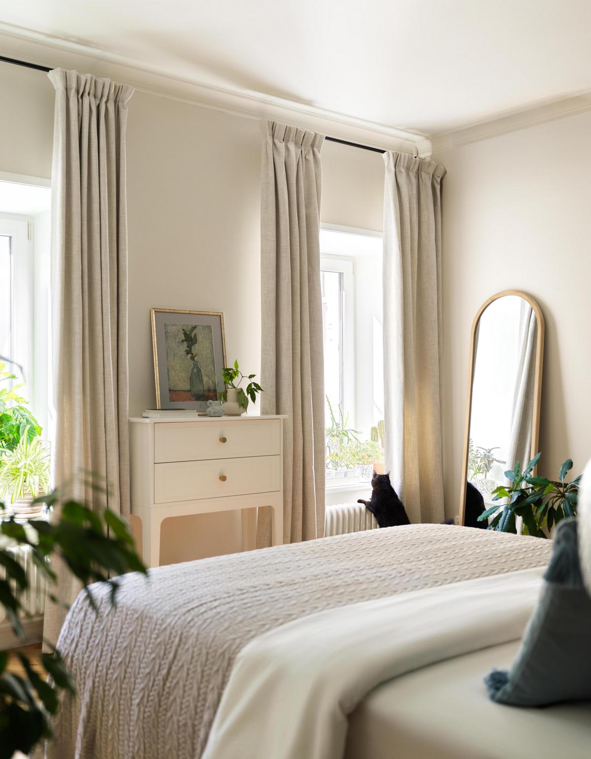 Fiatal nő és egy fekete macska: kényelmes otthon több korszak stíluselemeivel Fiatal nő és egy fekete macska: kényelmes otthon több korszak stíluselemeivel