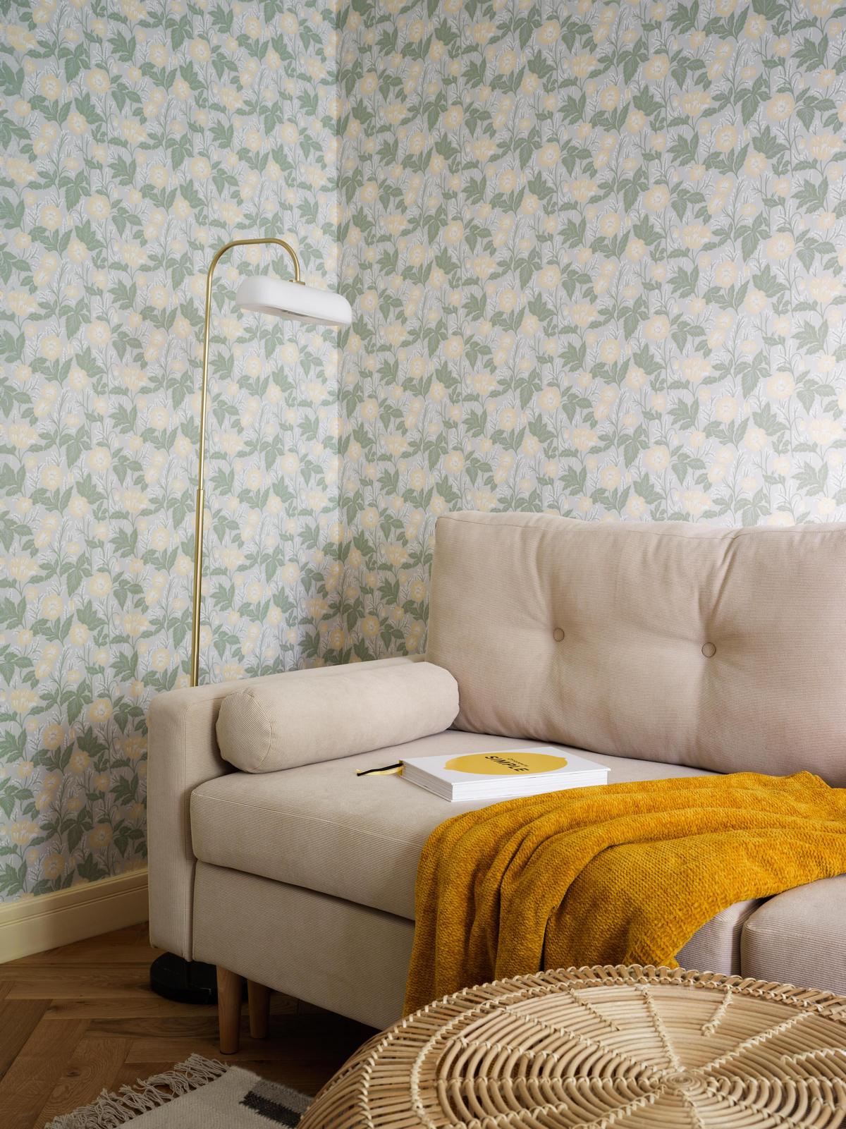 Fiatal nő és egy fekete macska: kényelmes otthon több korszak stíluselemeivel Fiatal nő és egy fekete macska: kényelmes otthon több korszak stíluselemeivel