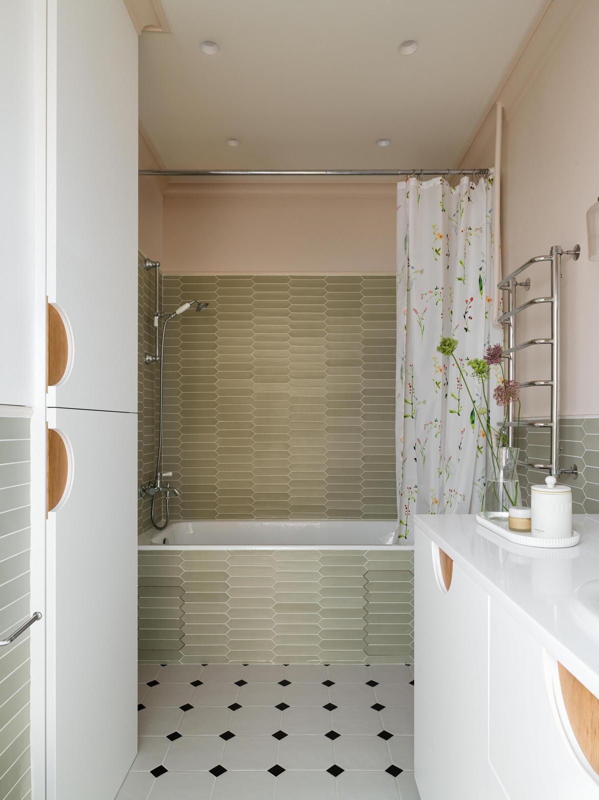 Fiatal nő és egy fekete macska: kényelmes otthon több korszak stíluselemeivel Fiatal nő és egy fekete macska: kényelmes otthon több korszak stíluselemeivel