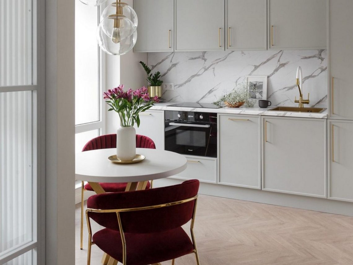 Fotogén lakásberendezés aranyszínű részletekkel