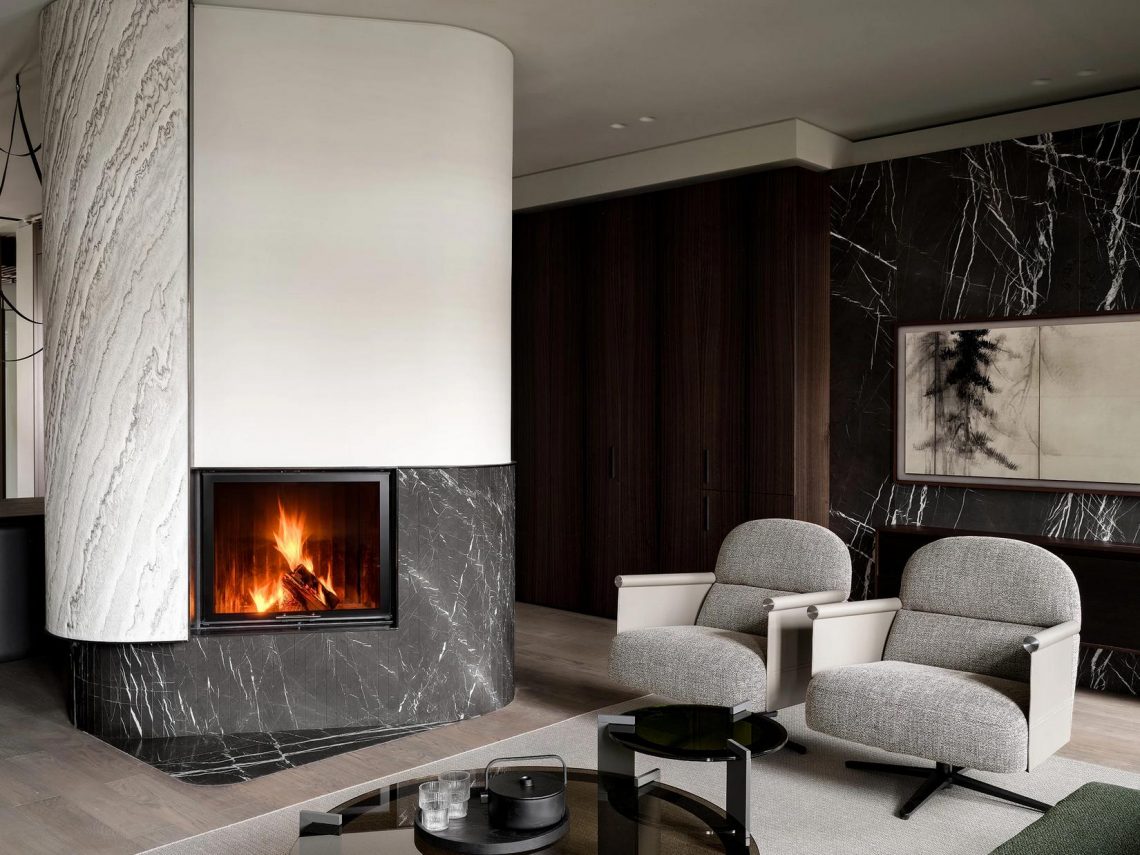 Kandalló és kortárs enteriőr egyedül élő férfi otthonában