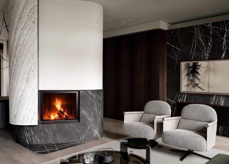 Kandalló és kortárs enteriőr egyedül élő férfi otthonában