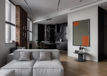 Karakteres legénylakás kontrasztos színekkel és anyagokkal berendezve