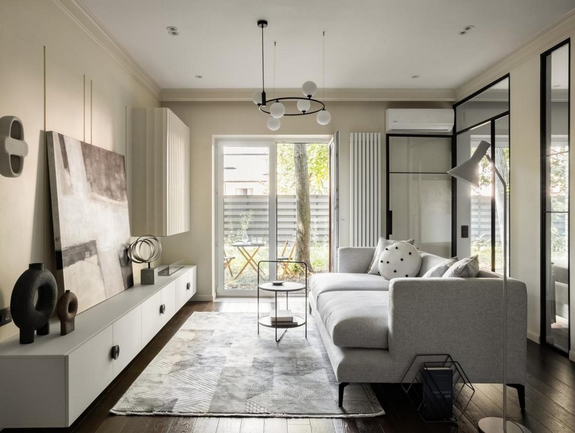 Kertkapcsolatos kis lakás krémes színnel - világos, nyitott tér, biokandalló