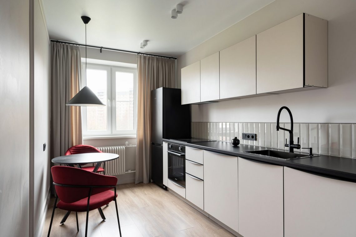 Kis panellakás stílusos berendezése egyszerű megoldásokkal