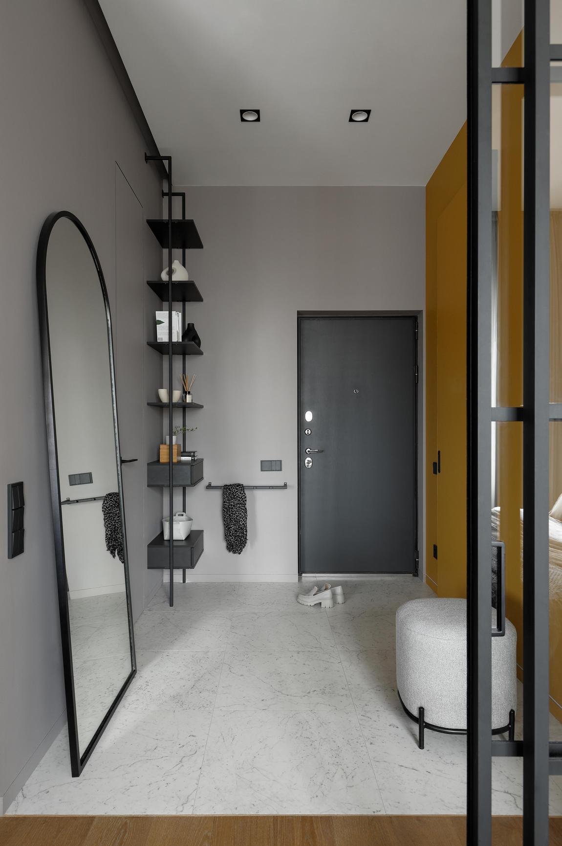 Modern, stílusos, kényelmes: fiatal nő lakása mézsárga, mélykék, fekete, fehér színvilággal Modern, stílusos, kényelmes: fiatal nő lakása mézsárga, mélykék, fekete, fehér színvilággal