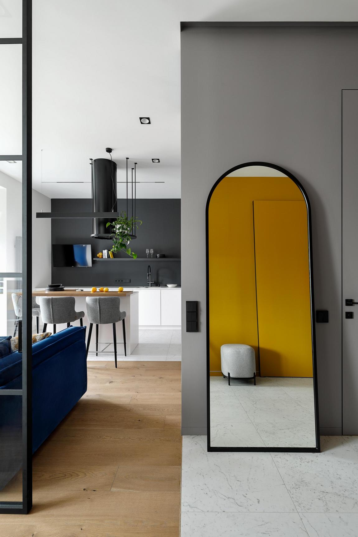 Modern, stílusos, kényelmes: fiatal nő lakása mézsárga, mélykék, fekete, fehér színvilággal Modern, stílusos, kényelmes: fiatal nő lakása mézsárga, mélykék, fekete, fehér színvilággal