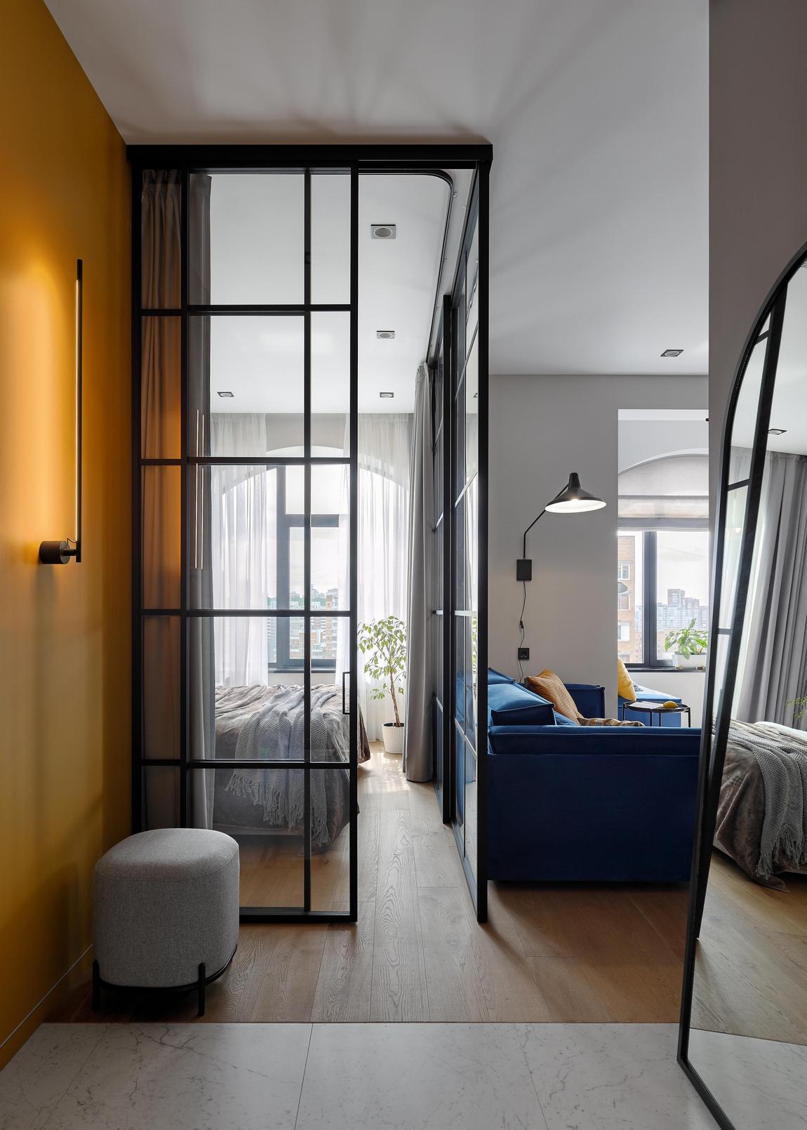 Modern, stílusos, kényelmes: fiatal nő lakása mézsárga, mélykék, fekete, fehér színvilággal Modern, stílusos, kényelmes: fiatal nő lakása mézsárga, mélykék, fekete, fehér színvilággal