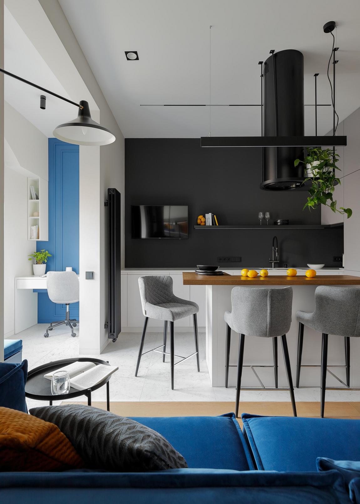 Modern, stílusos, kényelmes: fiatal nő lakása mézsárga, mélykék, fekete, fehér színvilággal Modern, stílusos, kényelmes: fiatal nő lakása mézsárga, mélykék, fekete, fehér színvilággal