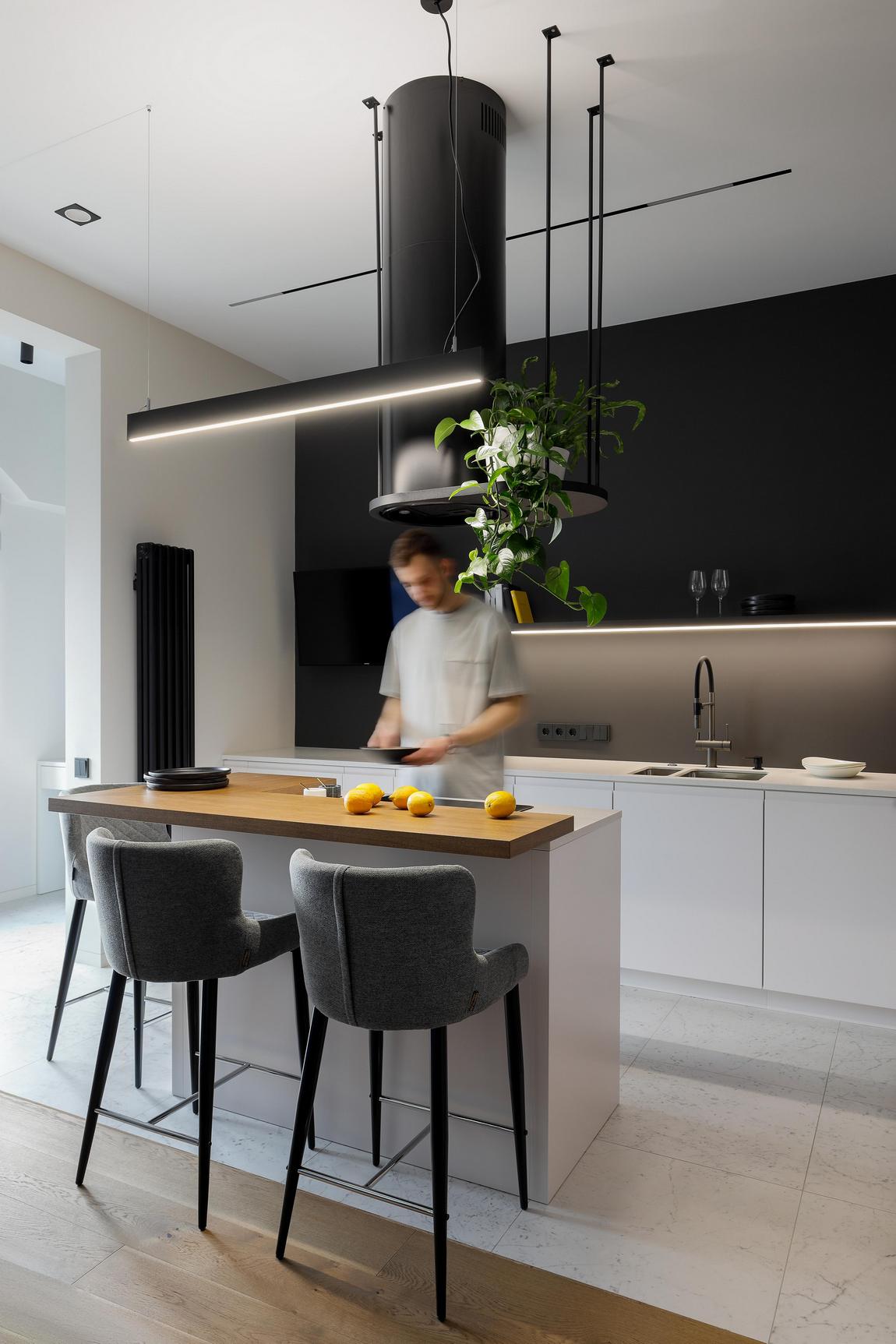 Modern, stílusos, kényelmes: fiatal nő lakása mézsárga, mélykék, fekete, fehér színvilággal Modern, stílusos, kényelmes: fiatal nő lakása mézsárga, mélykék, fekete, fehér színvilággal