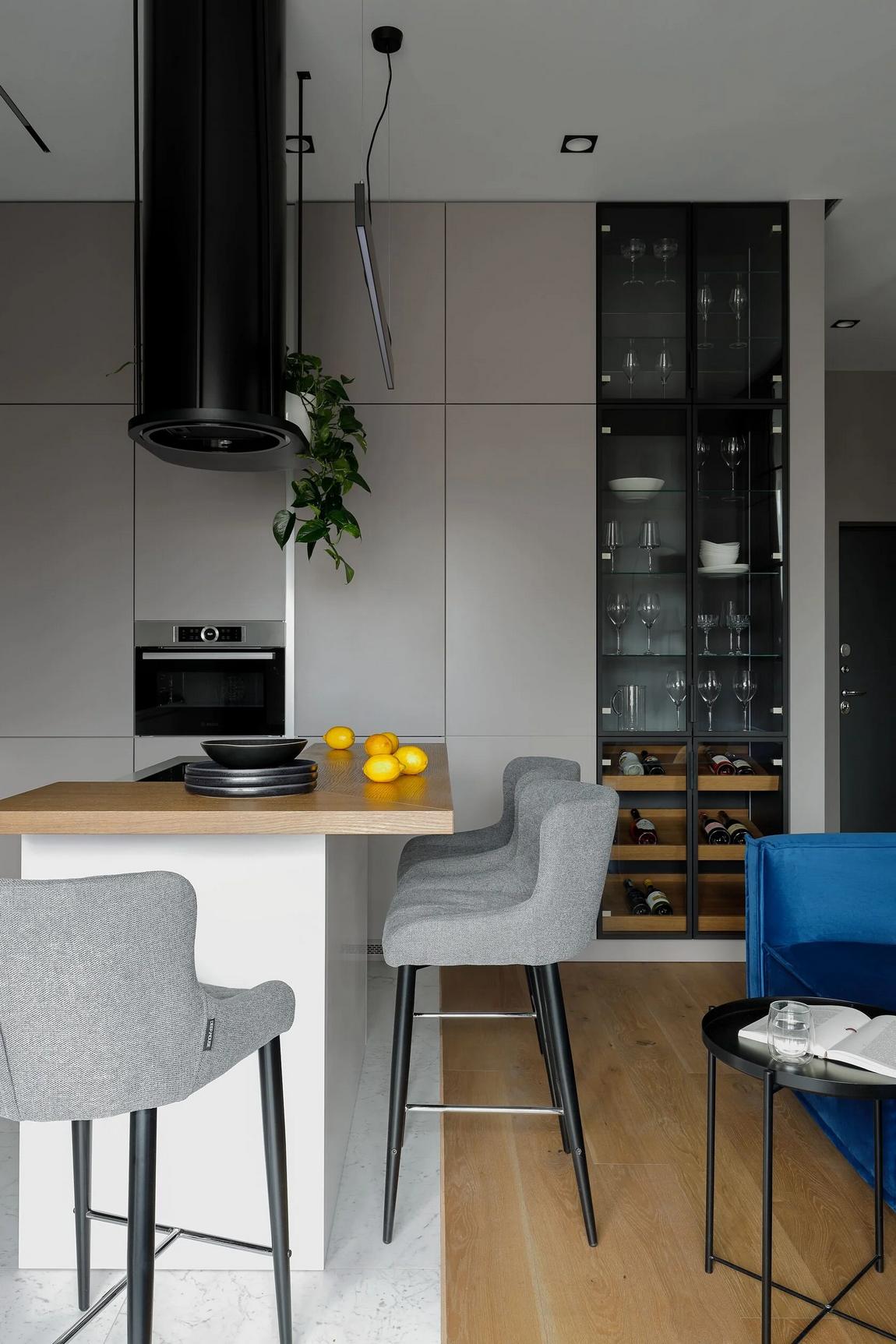 Modern, stílusos, kényelmes: fiatal nő lakása mézsárga, mélykék, fekete, fehér színvilággal Modern, stílusos, kényelmes: fiatal nő lakása mézsárga, mélykék, fekete, fehér színvilággal