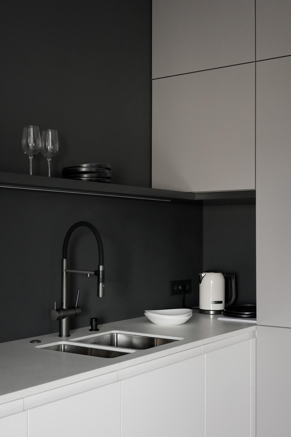 Modern, stílusos, kényelmes: fiatal nő lakása mézsárga, mélykék, fekete, fehér színvilággal Modern, stílusos, kényelmes: fiatal nő lakása mézsárga, mélykék, fekete, fehér színvilággal