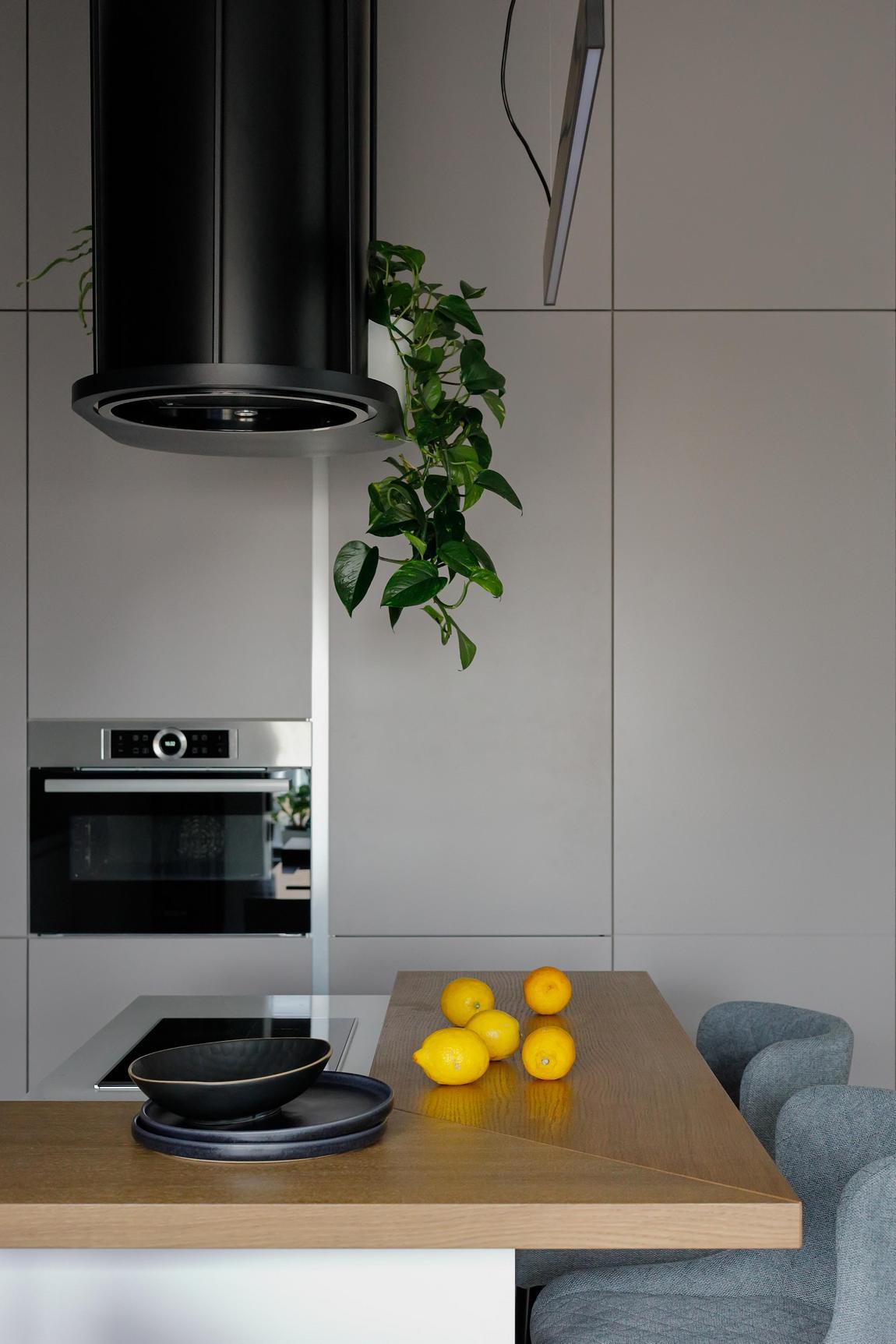 Modern, stílusos, kényelmes: fiatal nő lakása mézsárga, mélykék, fekete, fehér színvilággal Modern, stílusos, kényelmes: fiatal nő lakása mézsárga, mélykék, fekete, fehér színvilággal