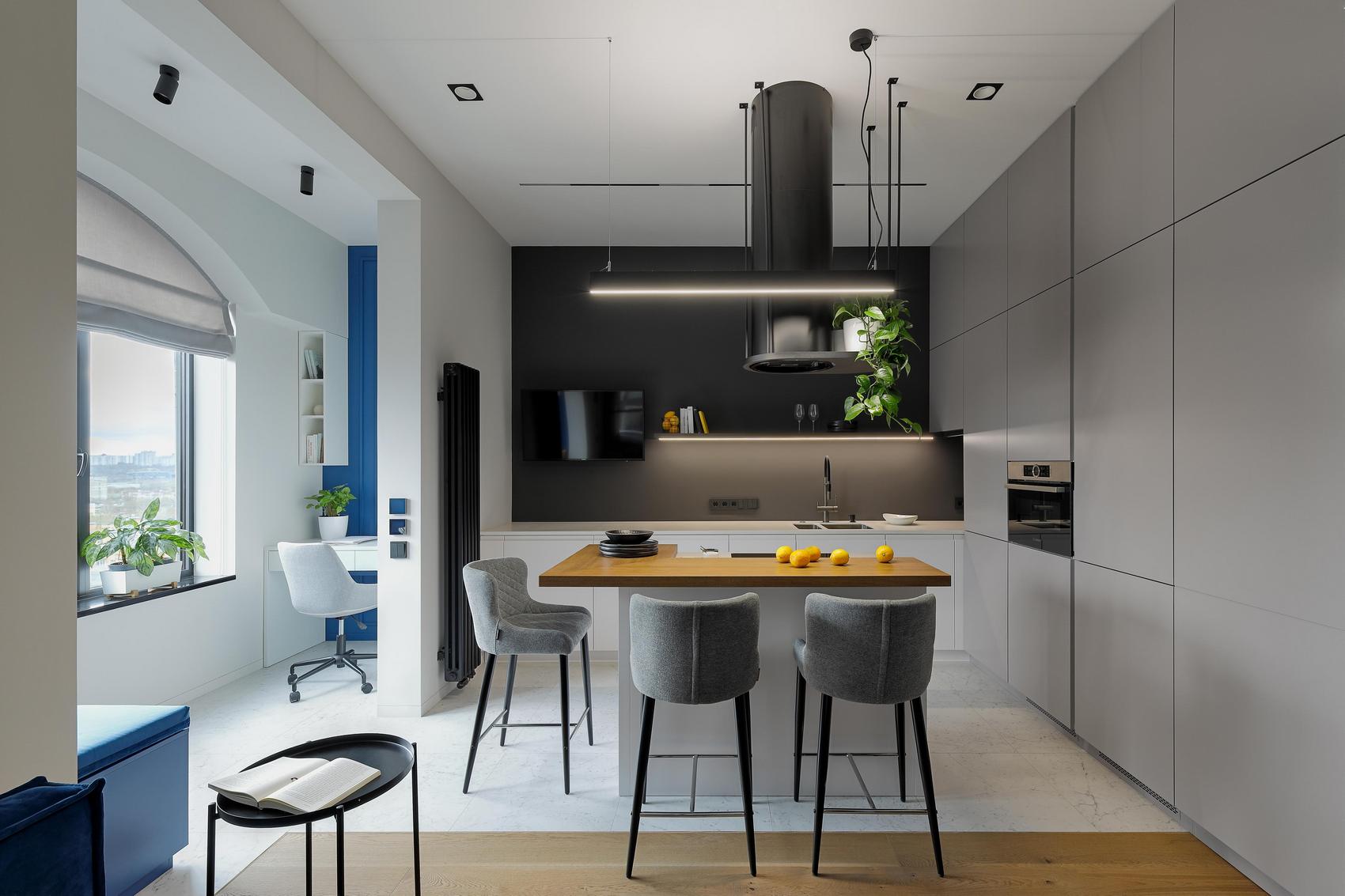 Modern, stílusos, kényelmes: fiatal nő lakása mézsárga, mélykék, fekete, fehér színvilággal Modern, stílusos, kényelmes: fiatal nő lakása mézsárga, mélykék, fekete, fehér színvilággal