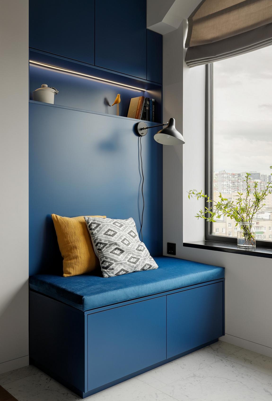 Modern, stílusos, kényelmes: fiatal nő lakása mézsárga, mélykék, fekete, fehér színvilággal Modern, stílusos, kényelmes: fiatal nő lakása mézsárga, mélykék, fekete, fehér színvilággal