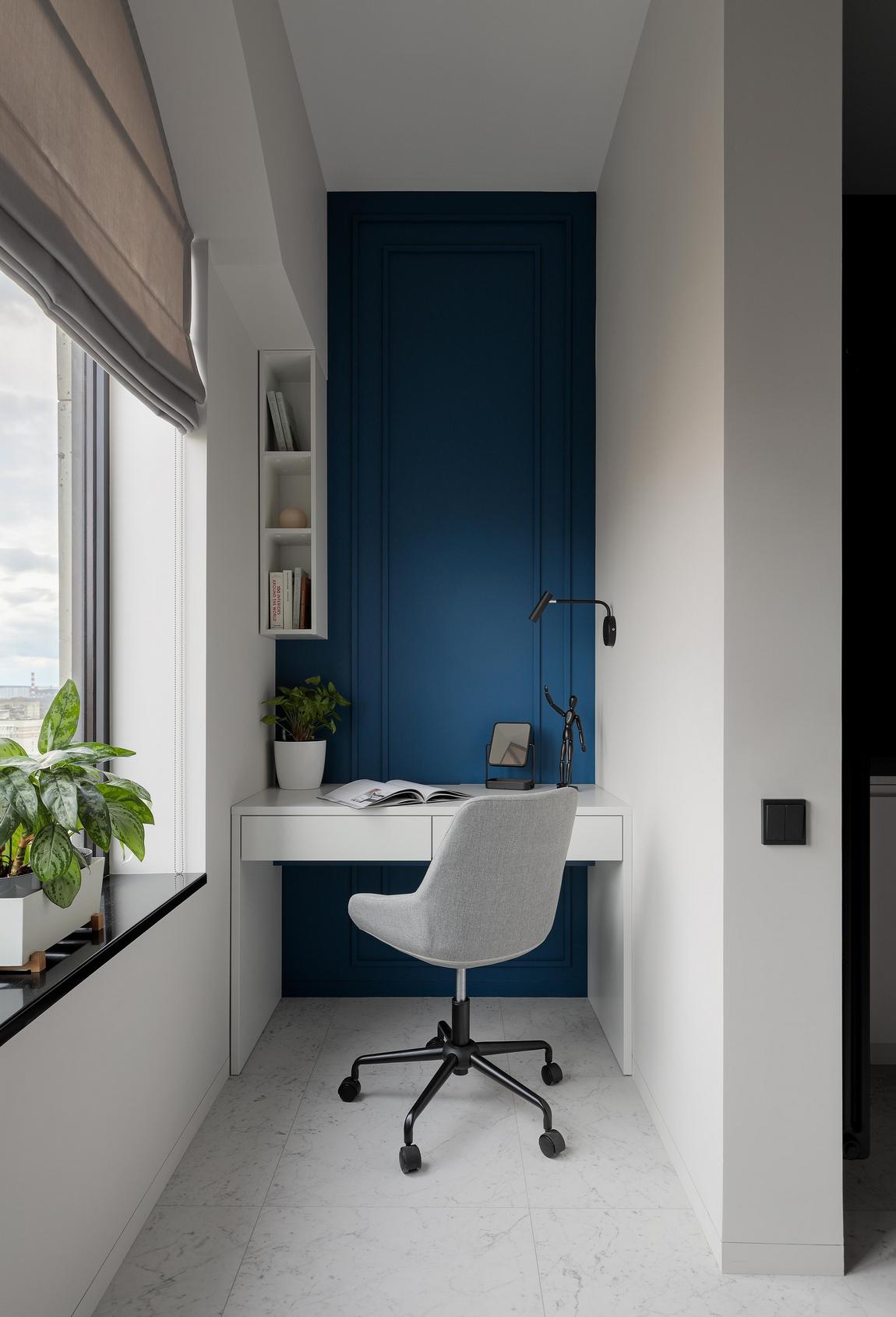 Modern, stílusos, kényelmes: fiatal nő lakása mézsárga, mélykék, fekete, fehér színvilággal Modern, stílusos, kényelmes: fiatal nő lakása mézsárga, mélykék, fekete, fehér színvilággal