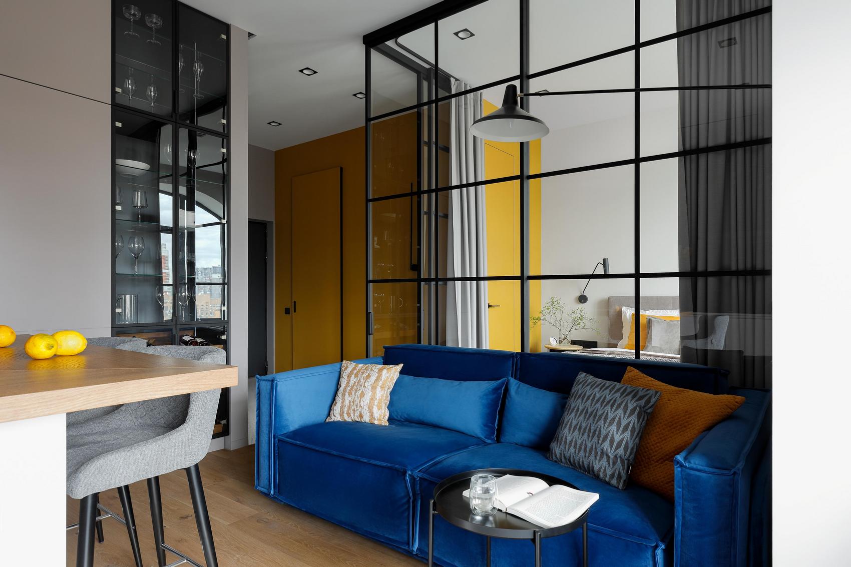 Modern, stílusos, kényelmes: fiatal nő lakása mézsárga, mélykék, fekete, fehér színvilággal Modern, stílusos, kényelmes: fiatal nő lakása mézsárga, mélykék, fekete, fehér színvilággal
