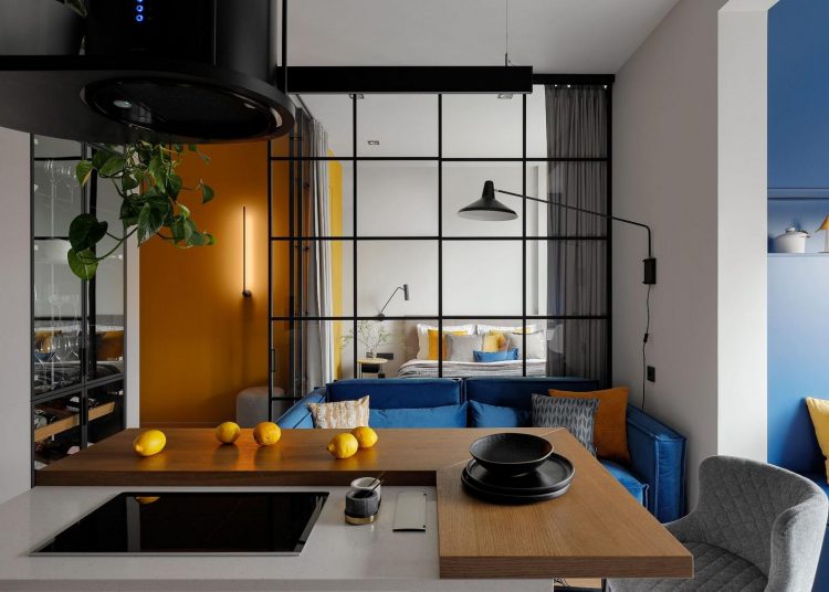 Modern, stílusos, kényelmes: fiatal nő lakása mézsárga, mélykék, fekete, fehér színvilággal