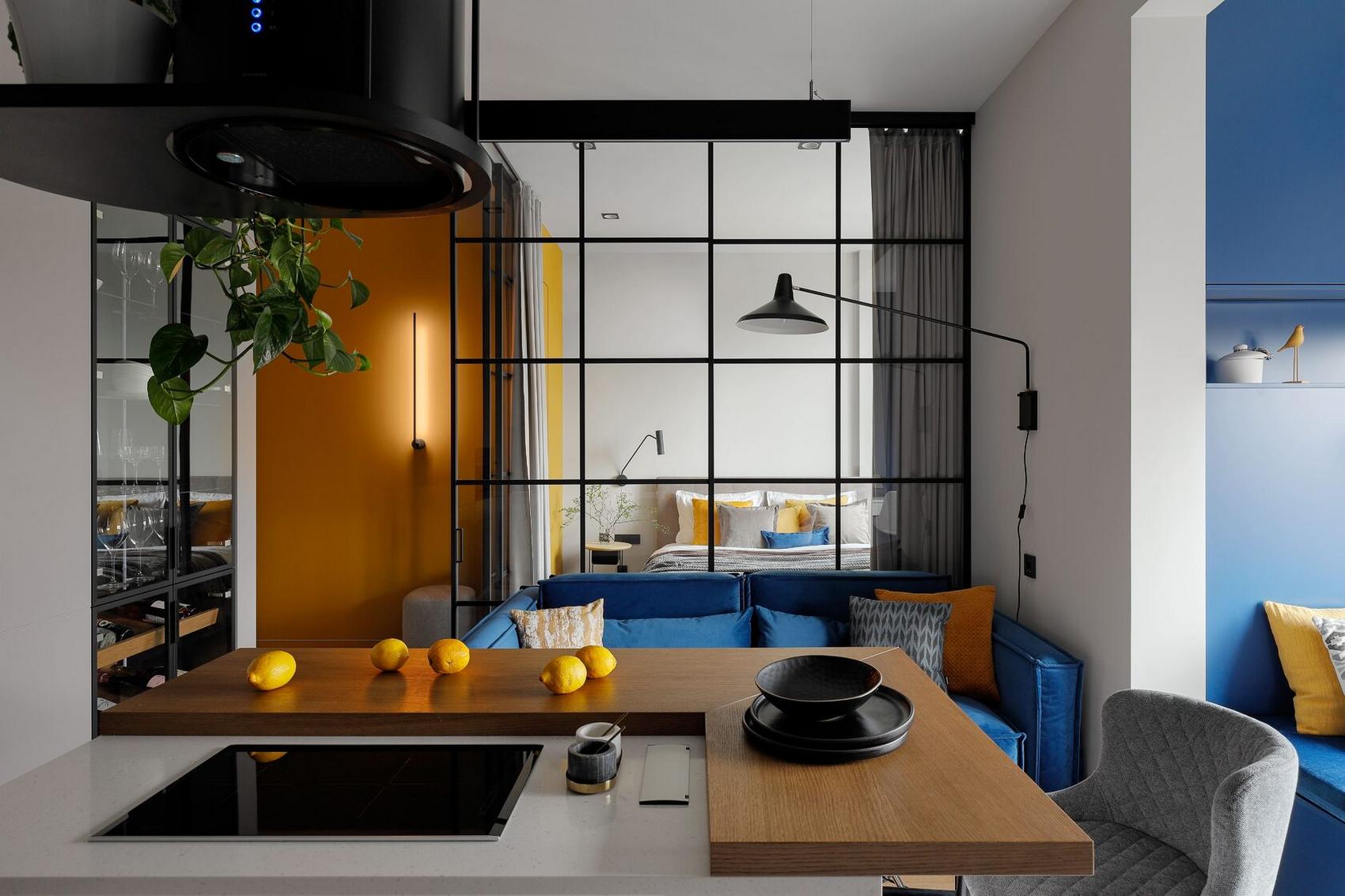 Modern, stílusos, kényelmes: fiatal nő lakása mézsárga, mélykék, fekete, fehér színvilággal Modern, stílusos, kényelmes: fiatal nő lakása mézsárga, mélykék, fekete, fehér színvilággal