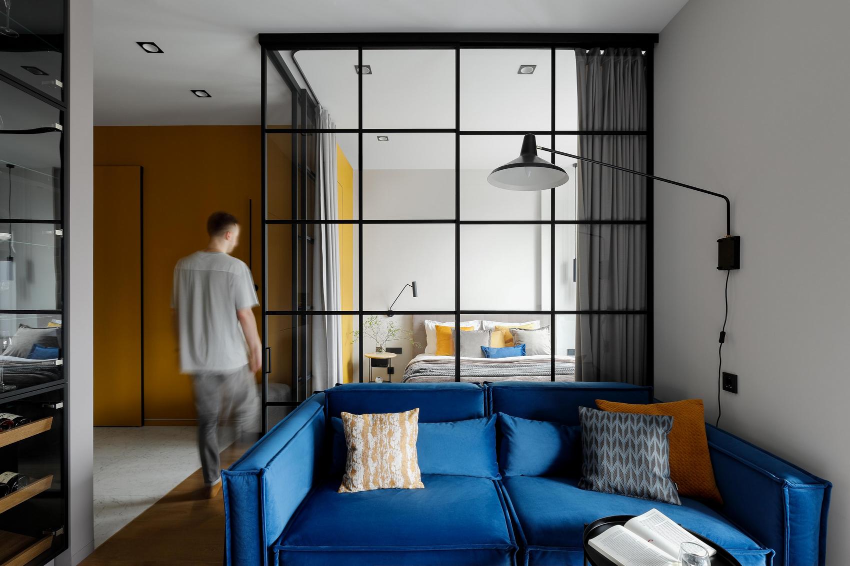 Modern, stílusos, kényelmes: fiatal nő lakása mézsárga, mélykék, fekete, fehér színvilággal Modern, stílusos, kényelmes: fiatal nő lakása mézsárga, mélykék, fekete, fehér színvilággal