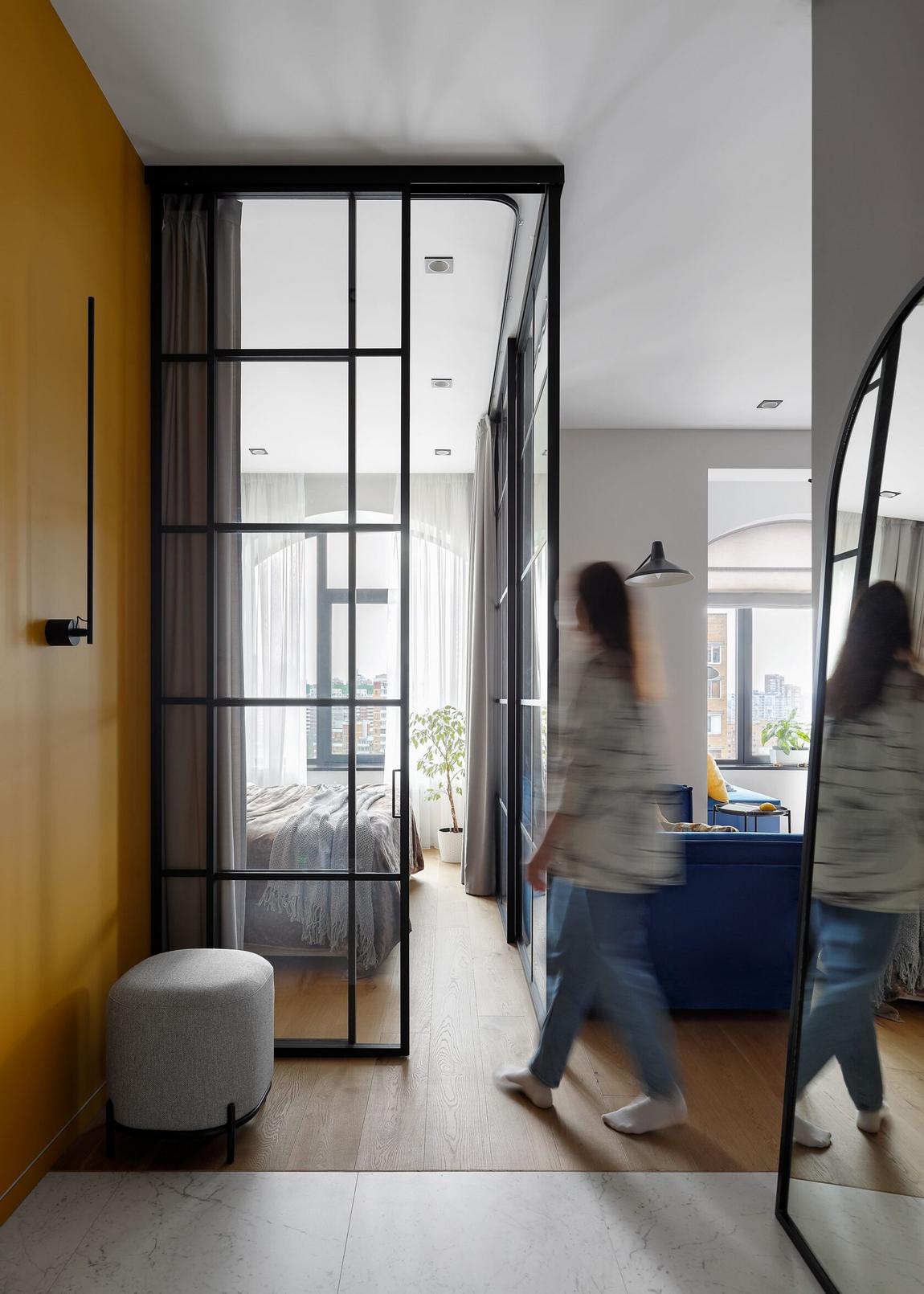 Modern, stílusos, kényelmes: fiatal nő lakása mézsárga, mélykék, fekete, fehér színvilággal Modern, stílusos, kényelmes: fiatal nő lakása mézsárga, mélykék, fekete, fehér színvilággal