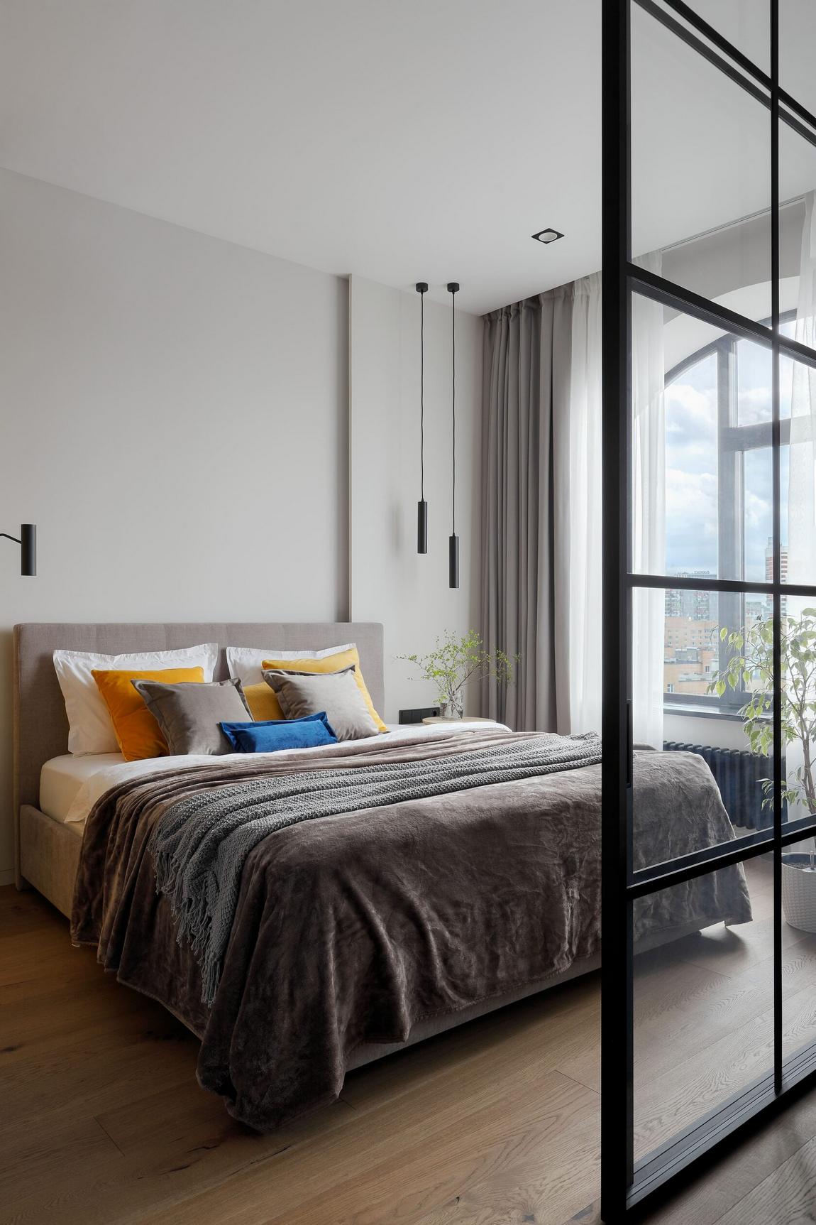 Modern, stílusos, kényelmes: fiatal nő lakása mézsárga, mélykék, fekete, fehér színvilággal Modern, stílusos, kényelmes: fiatal nő lakása mézsárga, mélykék, fekete, fehér színvilággal